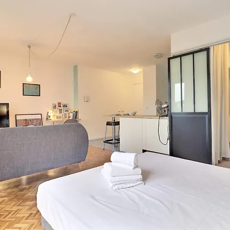 L'escapade - And Modern - 8th *